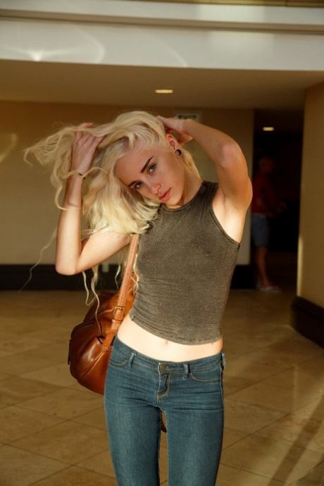 Naomi Woods porno pics